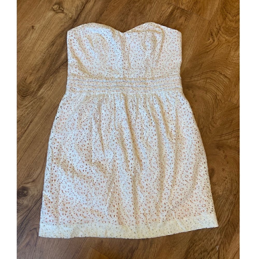 PinsβandβNeedlesβUrbanΒ Outfittersβstraplessβwhiteβlace-likeβdress